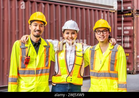 Una lavoratrice donna e due lavoratori maschi che indossano giubbotti di sicurezza gialli. Foto Stock