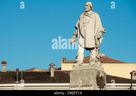 Italia, Lombardia, Crema, Piazza Giuseppe Garibaldi, Monumento di Francesco Barzaghi datato 1885 Foto Stock