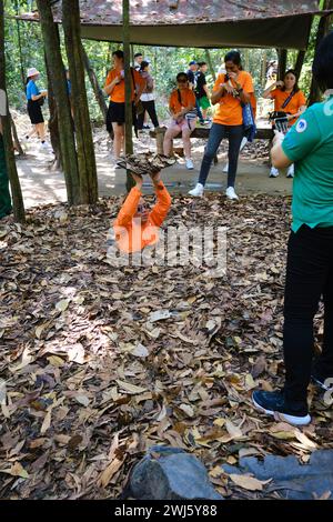 Gennaio 2024, visita turistica che dimostra come i Viet Cong si mimetizzarono durante i tempi della guerra, i tunnel di Cu chi Foto Stock