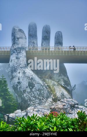 Gennaio 2024, Golden Bridge presso Sun World Ba Na Hills Foto Stock