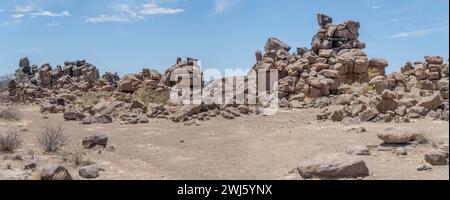 Il paesaggio panoramico con massi doleritici si accumula nel deserto, fotografato con la luce della tarda primavera al Giants Playground di Keetmansoop, Namibia Foto Stock