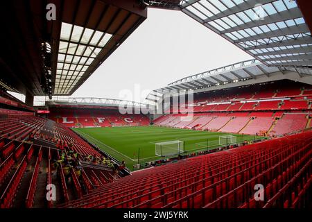 Vista generale dalla nuova Anfield Road all'interno dello stadio Anfield, guardando verso il Kop. Partita di Premier League, Liverpool contro Burnley ad Anfield in L Foto Stock