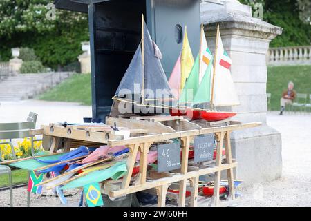 Noleggio di barche a vela colorate, giochi per bambini o intrattenimento nel parco Foto Stock