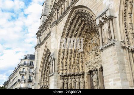 Sculture e statue del Portale del giudizio universale sulla facciata della Cattedrale di Notre Dame de Paris Foto Stock