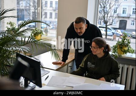 Non esclusiva: LEOPOLI, UCRAINA - 12 FEBBRAIO 2024 - coordinatore di reclutamento per l'esercito ucraino presso il Ministero della difesa ucraino Oleksii Bezhevets Foto Stock