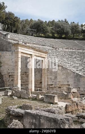 Antica porta greca nell'anfiteatro di Epidavros Foto Stock