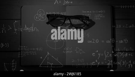 Occhiali su notebook con equazioni matematiche animate in primo piano. Foto Stock