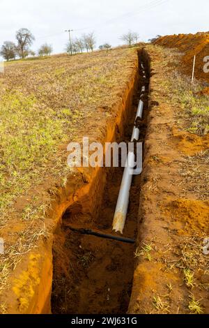 Conduttura di approvvigionamento idrico per l'irrigazione agricola scavata in fossati in terreno sabbioso, Shottisham, Suffolk, Inghilterra, Regno Unito Foto Stock