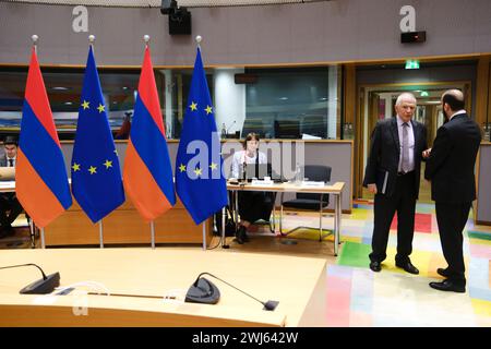 Bruxelles, Belgio. 13 febbraio 2024. Le bandiere dell'Unione europea e della Repubblica d'Armenia si trovano negli uffici dell'UE prima del Consiglio di partenariato UE-Armenia, Bruxelles, Belgio, il 13 febbraio 2024. Crediti: ALEXANDROS MICHAILIDIS/Alamy Live News Foto Stock