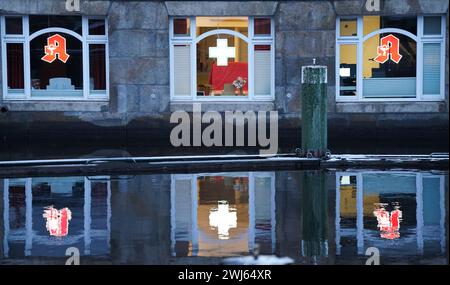 Amburgo, Germania. 15 gennaio 2024. Vista su una farmacia nel centro della città. Crediti: Marcus Brandt/dpa/Alamy Live News Foto Stock