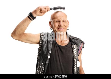 Uomo calvo che tiene una spazzola sopra la testa e sorride isolato su sfondo bianco Foto Stock