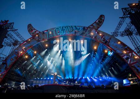 Die australische Rockband AC/DC mit Sänger Brian Johnson 67, mit Mütze und Gitarrist Angus Young 60, in Schuluniform auf ihrer Rock or Bust Tour vor rund 75,000 fans in der Flutrinne Ostragehege Dresden. Unterstützt werden die Beiden von Stevie Young Ersatz für den an Demenz erkrankten Malcolm, Cliff Williams Bass und Drummer Chris Slade für Phil Rudd, der sich in Neuseeland wegen Morddrohungen verantworten muss. *** La rock band australiana AC DC con il cantante Brian Johnson 67, con cappello e chitarrista Angus Young 60, in uniforme scolastica nel loro Rock or Bust Tour di fronte a circa 75.000 fan Foto Stock