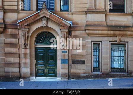 Architettura di Sydney, ingresso con specchio di poppa, dettagli architettonici dell'edificio del Segretario Capo, facciata in pietra arenaria su Phillip St, CBD della città Foto Stock