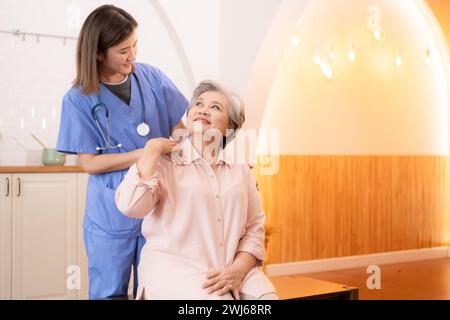 Infermiera asiatica che si prende cura di una donna anziana nella casa di riposo. Assistenza sanitaria e servizi medici. Foto Stock