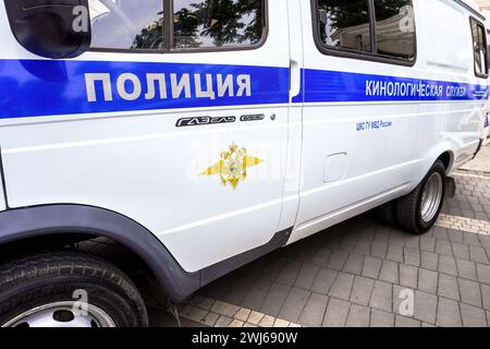 Samara, Russia - 27 maggio 2023: Auto speciale per i servizi di supporto cinologico della polizia russa. Testo in russo: Polizia, servizio informatico Foto Stock
