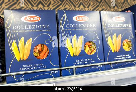 Samara, Russia - 18 marzo 2023: Barilla ha confezionato la pasta italiana su uno scaffale in un superstore. Barilla è un'azienda alimentare italiana Foto Stock