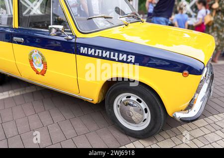 Samara, Russia - 27 maggio 2023: Iscrizione "Militsia" (polizia) ed emblema dell'ex unione sovietica a bordo dell'auto della polizia russa Foto Stock