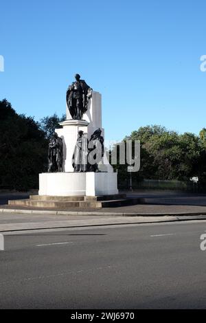 Shakespeare Memorial, Shakespeare posiziona una statua commemorativa in bronzo, figura di William Shakespeare su un piedistallo in marmo con Romeo e Giulietta Foto Stock