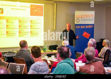 Dr. Holger Arndt bei seinem Vortrag - Gross-Gerau 12.02.2024: Vortrag Selbsthilfegruppe Diabetes *** Dr. Holger Arndt durante la sua conferenza Gross Gerau 12 02 2024 Lecture Diabetes self-help Group Foto Stock