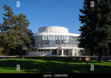 Vista esterna dell'edificio circolare, rotondo, di stile socialista e modernista dell'era sovietica. Al Wedding Palace di Almaty, Kazakistan. Foto Stock