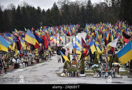 Leopoli, Ucraina. 2 febbraio 2024. Vista delle tombe dei soldati ucraini uccisi nella guerra russo-Ucraina nel cimitero di Ljchakiv a Leopoli il 24 febbraio 2022, la Russia lanciò una guerra su vasta scala contro l'Ucraina. I soldati ucraini morti in questa guerra sono sepolti a Leopoli nel cimitero di Lytsakiv in un campo speciale per le sepolture militari. Più tardi, hanno intenzione di costruire un complesso commemorativo militare qui. (Credit Image: © Pavlo Palamarchuk/SOPA Images via ZUMA Press Wire) SOLO PER USO EDITORIALE! Non per USO commerciale! Foto Stock