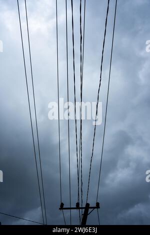 Ampio numero di cavi di alimentazione e sfondo scuro Foto Stock