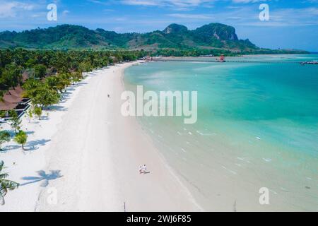 Vista del drone di Koh Mook con una coppia che cammina sulla spiaggia tropicale di sabbia bianca di Koh MukThailand Foto Stock