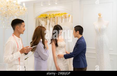 Le coppie LGBT scelgono abiti da sposa, con i designer che li consigliano su come renderli adatti e adorabili per la sposa. Foto Stock