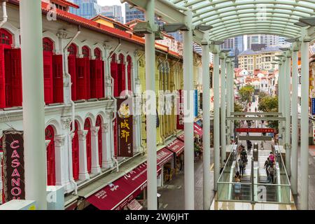 Vista su Pagoda Street a Chinatown, Singapore, con scale mobili che portano alla stazione ferroviaria MRT della metropolitana. Foto Stock