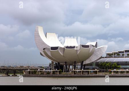 Il Museo ArtScience sul lungomare di Marina Bay a Singapore Foto Stock
