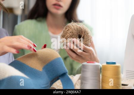 Due stilisti femminili stanno lavorando a una nuova collezione di vestiti. Foto Stock