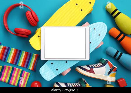 Composizione piatta con moderna tavoletta su sfondo azzurro. Spazio per il testo Foto Stock