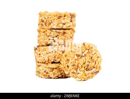 Pila di biscotti alla granola con cereali sani e cereali nel miele isolati su sfondo bianco Foto Stock