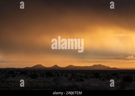 APPROACING TEMPESTA SU CERRILLOS, NEW MEXICO, USA Foto Stock