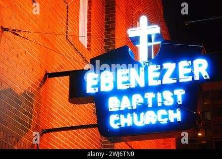 Il segno neon della chiesa battista di Ebenezer, dove Martin Luther King predicava i diritti civili; brilla di notte nella Sweet Auburn Atlanta Foto Stock