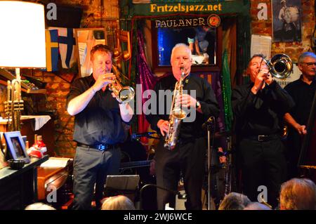 Una band jazz suona per la folla in un piccolo nightclub e bar nel quartiere francese di New Orleans Foto Stock