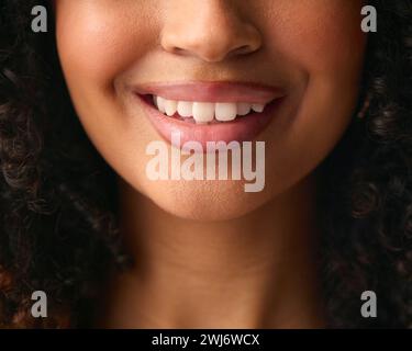 Primo piano Studio Ritratto che mostra bocca e denti di donna naturale sorridente Foto Stock