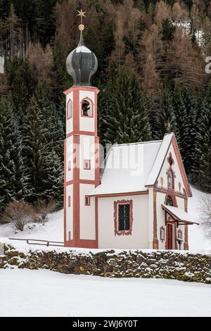 Vista invernale della Chiesa di San Johann a Ranui, Dolomiti, Villnoss-Funes, alto Adige, Italia Foto Stock