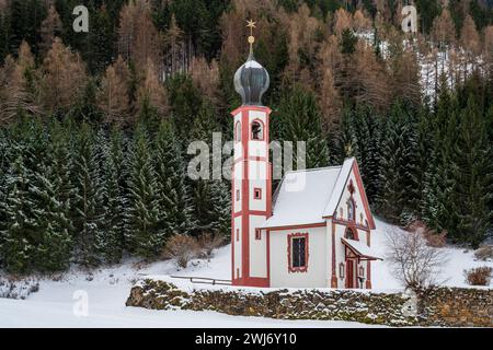 Vista invernale della Chiesa di San Johann a Ranui, Dolomiti, Villnoss-Funes, alto Adige, Italia Foto Stock