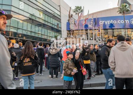 Los Angeles, Stati Uniti. 10 febbraio 2024. Una statua di Kobe Bryant, centinaia di persone schierate venerdì mattina per vedere la somiglianza di bronzo di 3 metri fuori dalla Crypto.com Arena nel centro di Los Angeles. I fan si sono schierati nelle prime ore del mattino di venerdì per avere la possibilità di dare un'occhiata da vicino alla statua (foto di Alberto Sibaja/Pacific Press) credito: Pacific Press Media Production Corp./Alamy Live News Foto Stock