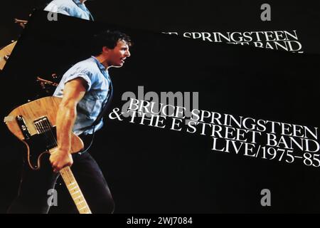 Viersen, Germania - 9 gennaio. 2024: Closeup of Bruce Springsteen and the Street band vinile dal vivo dal 1975 al 1985 album cover box Foto Stock