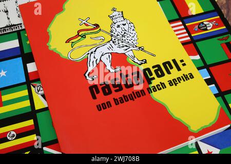 Viersen, Germania - 9 gennaio. 2024: Libro di Volker Barsch sul background e la storia del movimento rastafari sull'album Survival di Bob Marley Foto Stock