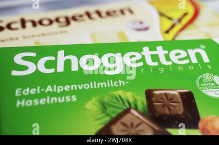 Viersen, Germania - 9 gennaio. 2024: Primo piano della scatola pezzi di cioccolato tedesco di noce Schogetten Foto Stock