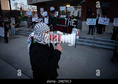 Bakersfield, Stati Uniti. 12 febbraio 2024. Un uomo conduce canti che condannano il presidente Biden il 12 febbraio 2024, a Bakersfield, California, durante una manifestazione di emergenza intesa a sensibilizzare l'IDF sul bombardamento mirato di Rafah durante il Super Bowl LVIII. La città di Rafah è diventata l'ultimo rifugio per il popolo palestinese sotto assedio a Gaza. (Foto di Jacob Lee Green/Sipa USA) credito: SIPA USA/Alamy Live News Foto Stock