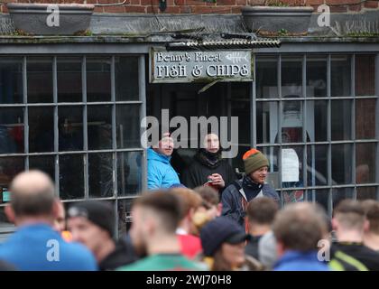 I partecipanti si riuniscono per partecipare alla partita di calcio Shrove Tide. Il Royal Shrovetide Football match è stato giocato tra gli abitanti del villaggio di Ashbourne nel Derbyshire dal 1667. Un lato è conosciuto come Upards e l'altro come Downards. Ogni squadra cerca di riportare la palla al proprio gol per segnare. Il credito per immagini dovrebbe essere: Cameron Smith/Sportimage Credit: Sportimage Ltd/Alamy Live News Foto Stock