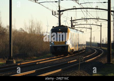 Treno sprinter locale SNG su binario ferroviario a Dordrecht Foto Stock