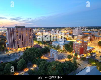 Newport News, Virginia, USA dall'alto al tramonto. Foto Stock