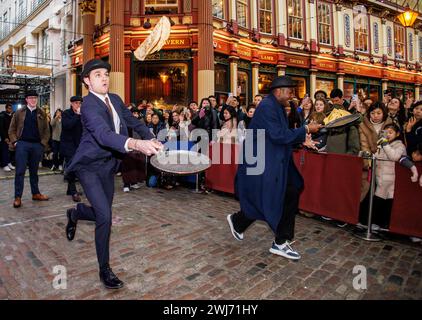 Londra, Regno Unito. 13 febbraio 2024. Corsa annuale di pancake al mercato di Leadenhall. La corsa nella City di Londra è ormai giunta al suo quindicesimo anno, organizzato dallo storico pub del XVIII secolo, The Lamb. Crediti: Karl Black/Alamy Live News Foto Stock