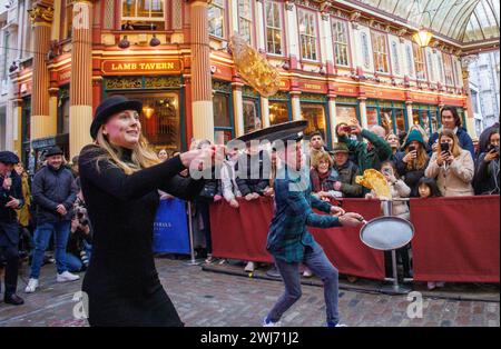 Londra, Regno Unito. 13 febbraio 2024. Corsa annuale di pancake al mercato di Leadenhall. La corsa nella City di Londra è ormai giunta al suo quindicesimo anno, organizzato dallo storico pub del XVIII secolo, The Lamb. Crediti: Karl Black/Alamy Live News Foto Stock