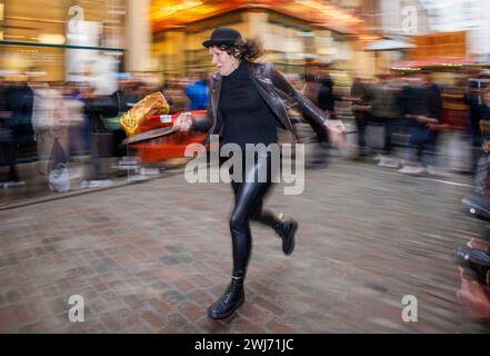 Londra, Regno Unito. 13 febbraio 2024. Corsa annuale di pancake al mercato di Leadenhall. La corsa nella City di Londra è ormai giunta al suo quindicesimo anno, organizzato dallo storico pub del XVIII secolo, The Lamb. Crediti: Karl Black/Alamy Live News Foto Stock